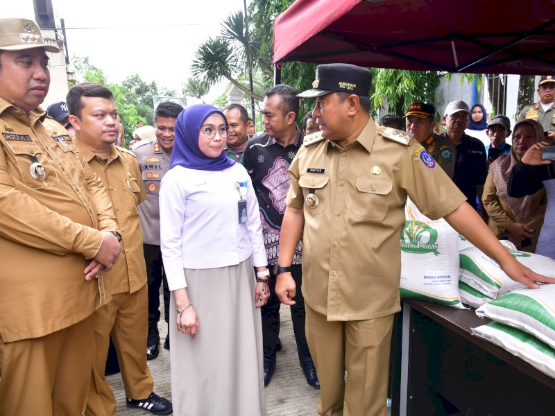 Penjabat Gubernur Sulawesi Selatan (Sulsel), Bahtiar Baharuddin bersama Bupati Maros Chaidir Syam saat menghadiri Pasar Murah dan Launching Bantuan Pangan, di Halaman Kantor Camat Bantimurung, Selasa (30/1/2024).&nbsp;@Jejakfakta/dok. Humas Pemprov Sulsel