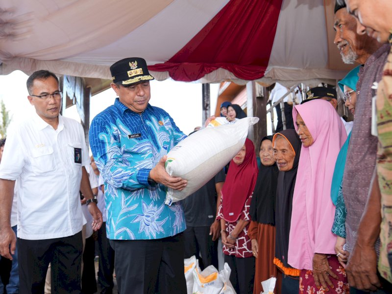 Penjabat Gubernur Sulsel, Bahtiar Baharuddin,  menyalurkan bantuan pangan dari pemerintah pusat, berupa beras 10 kilogram untuk setiap Keluarga Penerima Manfaat (KPM) di Kabupaten Takalar, Rabu (31/1/2024). @Jejakfakta/dok. Humas Pemprov Sulsel 