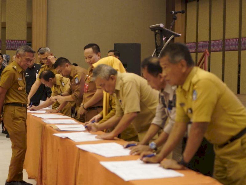 Pj Bupati Bone Andi Islamuddin, didampingi Pj Sekretaris Daerah Bone Andi Muhammad Guntur, memimpin penandatanganan Perjanjian Kinerja Serentak Tahun 2024 di Ballroom Sentosa, Hotel Novena Watampone, Senin (29/1/2024). @Jejakfakta/dok. Humas Pemkab Bone