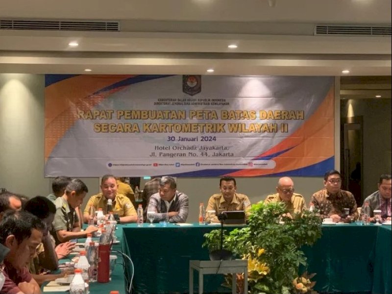 Bahas Tapal Batas antara Kabupaten Sinjai dengan Bulukumba, Pj Bupati Sinjai, TR Fahsul Falah melakukan rapat bersama dengan Direktorat Jenderal Bina Administrasi Kewilayahan, Kemendagri di Hotel Orchadz Jayakarta, Jakarta, Selasa (30/01/2024). @Jejakfakta/dok. Tim Media Pemkab Sinjai