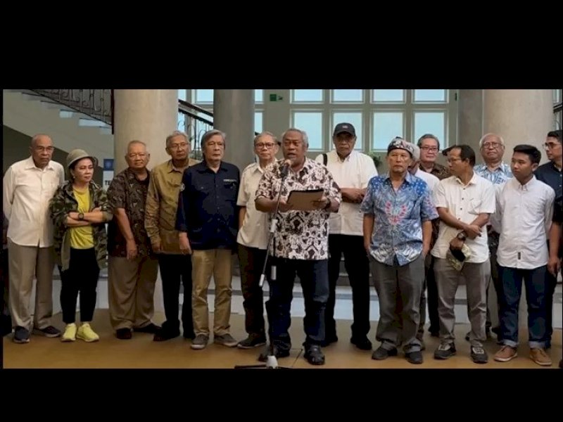  Sivitas akademika UGM yang terdiri dari guru besar, dosen, mahasiswa dan alumni berkumpul di Balairung UGM, Rabu (31/1/2024) sore. Mereka mengingatkan Presiden Jokowi yang dinilai keluar jalur, lewat Petisi Bulaksumur. Foto: krjogja.com