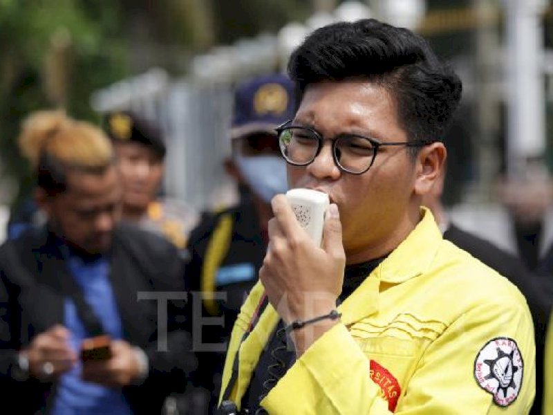 Ketua BEM UI Melki Sedek Huang menyampaikan orasi saat menggelar konferensi pers di depan Gedung DPR RI, Jakarta, Ahad, 26 Maret 2023. Dalam kegiatan tersebut sejumlah organisasi pelajar pemuda mahasiswa, aliansi buruh, dan gerakan Rakyat menuntut Presiden dan DPR Batalkan UU Cipta Kerja Inkonstitusional. TEMPO/M Taufan Rengganis