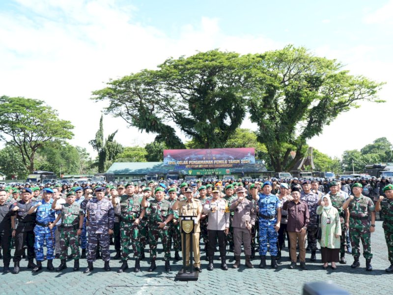 Penjabat Gubernur Sulsel, Bahtiar Baharuddin, membacakan Ikrar Pemilu Damai, pada apel gelar pasukan secara serentak dalam rangka pengamanan Pemilu 2024, dilaksanakan di Lapangan M Yusuf Makodam XIV Hasanuddin, Kamis (1/2/2024). @Jejakfakta/dok. Humas Pemprov Sulsel