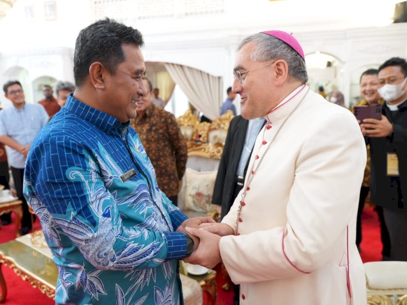 Penjabat Gubernur Sulsel, Bahtiar Baharuddin, menjamu Dubes Vatikan Monsinyur Pioppo, Ketua Konferensi Waligereja Indonesia KWI Monsinyur Anton dan Para Uskup, di Rujab Gubernur Sulsel, Rabu (31/1/2024). @Jejakfakta/dok. Humas Pemprov Sulsel