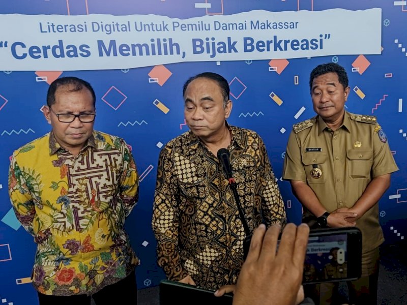 Menteri Komunikasi dan Informatika (Kominfo) Budi Arie Setiadi, memberikan keterangan pers saat kunjungan di Balai Monitor SFR Kelas 1 Makassar, di Kabupaten Gowa, Kamis (1/2/2024). @Jejakfakta/Atri