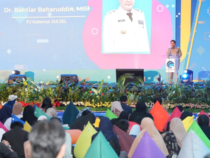 Penjabat Gubernur Sulsel, Bahtiar Baharuddin saat memberikan sambutan pada kegiatan Literasi Digital untuk Pemilu Damai di Makassar dengan tema Cerdas Memilih, Bijak Berkreasi, di Upperhills Convention Makassar, Kamis (1/2/2024). @Jejakfakta/dok. Pemprov Sulsel