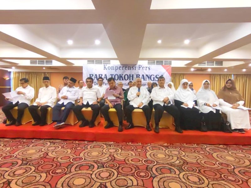 Wakil Presiden RI ke 10 dan 12, Jusuf Kalla (JK) saat menghadiri Konferensi Pers bersama para Tokoh Bangsa dan Organisasi Masyarakat untuk Pemilu 2024 yang Jurdil, di Hotel Ambhara, Jakarta Selatan, Kamis (1/2/2024). @Jejakfakta/Rudi Gunawan