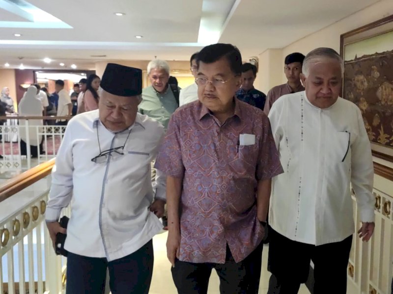 Wakil Presiden RI ke 10 dan 12, Jusuf Kalla (JK) usai menghadiri Konferensi Pers bersama para Tokoh Bangsa dan Organisasi Masyarakat untuk Pemilu 2024 yang Jurdil, di Hotel Ambhara, Jakarta Selatan, Kamis (1/2/2024). @Jejakfakta/Rudi Gunawan