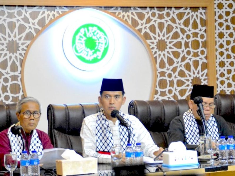 Ketua MUI Bidang Fatwa Prof KH Asrorun Niam Sholeh (tengah) Kantor MUI Pusat, konferensi pers bela Palestina, di Aula Buya Hamka pada Jumat (10/11/2023). (MUIDigital).