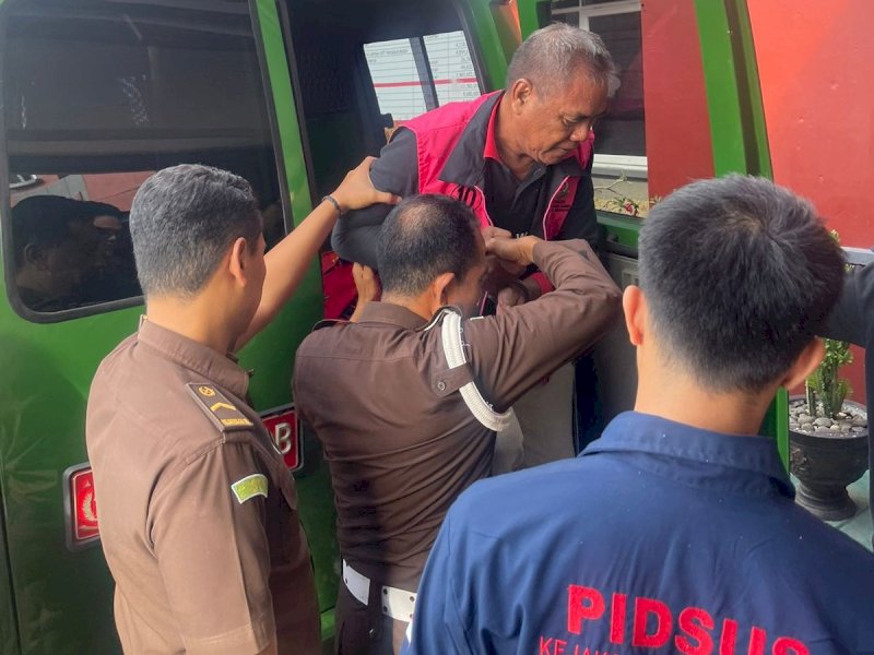 Ketua Dewan Ormas Pimpinan Cabang (DPC) Laskar Anti Korupsi Indonesia (LAKI) Kabupaten Wajo berinisial M sebagai tersangka dugaan tindak pidana korupsi dalam perkara penyalahgunaan dana hibah Pemerintah Kabupaten Wajo tahun 2021. @Jejakfakta/dok. Ist.