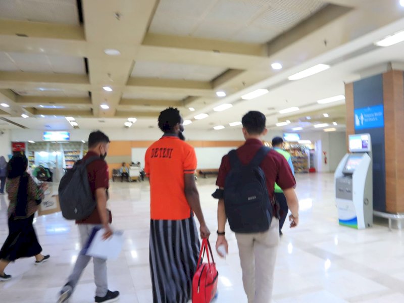 Rumah Detensi Imigrasi Makassar deportasi seorang warga asing berkebangsaan Nigeria yang berinisial CSN, Kamis (1/2/2024). @Jejakfakta/dok. Ist.