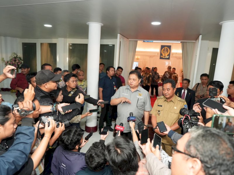 Menteri Koordinator (Menko) Perekonomian Airlangga Hartarto bersama Penjabat Gubernur Sulsel Bahtiar Baharuddin, saat memberikan keterangan pers di Rumah Jabatan Gubernur Sulsel, Kamis (1/2/2024) kemarin. @Jejakfakta/dok. Humas Pemprov Sulsel