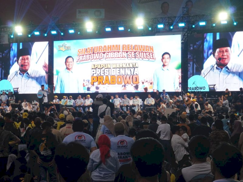 Calon Presiden (Capres) nomor urut 2, Prabowo Subianto saat menghadiri silaturahmi relawan Prabowo Gibran Se-Sulsel yang digelar di GOR Sudiang, Makassar, Jumat (2/1/2024). @Jejakfakta/Atri