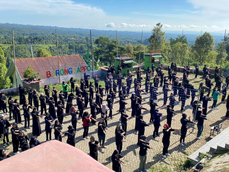 Dinas Kesehatan (Dinkes) Bulukumba bekerjasama dengan Puskesmas di sepuluh Kecamatan menggelar senam bersama, Jumat (2/2/2024). Senam bersama ini, juga diikuti ribuan penyelenggara pemilu. @Jejakfakta/Dok Humas Pemkab Bulukumba