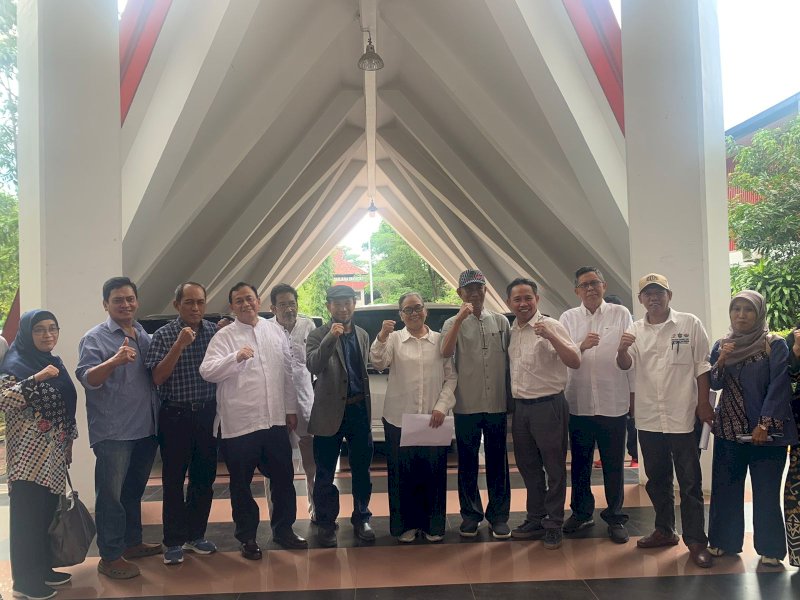  Sejumlah Guru besar dan civitas akademik Universitas Hasanuddin (Unhas) Makassar mengeluarkan pernyataan sikap mengkritisi Presiden Joko Widodo yang dianggap menyalahi proses demokrasi. @Jejakfakta/Atri