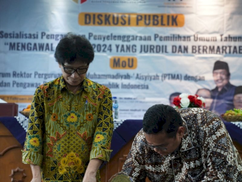 Ketua Bawaslu Rahmat Bagja (kanan) saat menandatangai MoU dengan Forum Rektor PTMA, Jumat ( 2/2/2024).