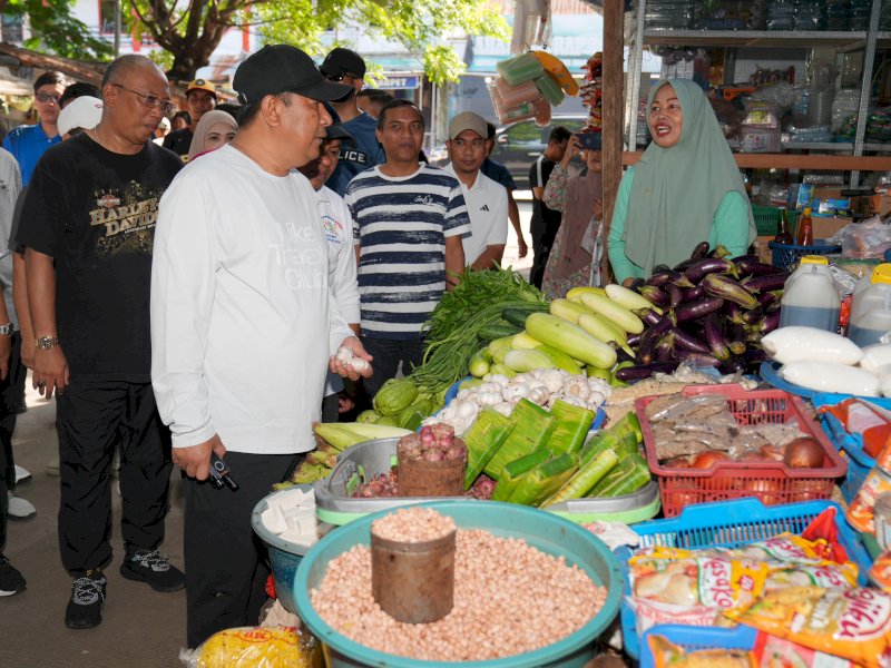 Pj Gubernur Bahtiar berbincang dengan penjual beragam jenis sayuran, Kanang, terkait harga sejumlah komoditi di Pasar Sentral Karisa Jeneponto, Sabtu (3/2/2023). @Jejakfakta/dok. Humas Pemprov Sulsel
