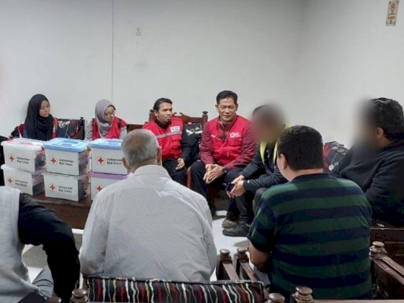 Tim PMI untuk Misi Kemanusiaan Gaza mendistribusikan paket kebersihan (hygiene kits) ke sejumlah warga Gaza yang mengungsi ke Kairo, Mesir dan menjalali perawatan di Rumah Sakit. @Jejakfakta/dok. Tim Kemanusiaan Gaza PMI