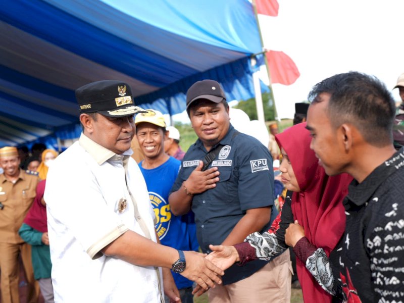 Penjabat Gubernur Sulsel, Bahtiar Baharuddin, melakukan kunjungan kerja mulai dari Desa Gona, Desa Cenrana, dan Desa Matajang, Kabupaten Bone, Senin (5/2/2024). @Jejakfakta/dok. Humas Pemprov Sulsel