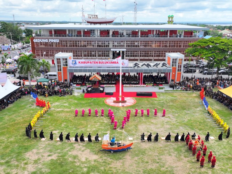  Penjabat Gubernur Sulsel, Bahtiar Baharuddin, meresmikan Gedung Pinisi, bertepatan dengan peringatan Hari Ulang Tahun Kabupaten Bulukumba ke-64, di Kabupaten Bulukumba, Minggu (4/2/2024). @Jejakfakta/dok. Humas Pemprov Sulsel