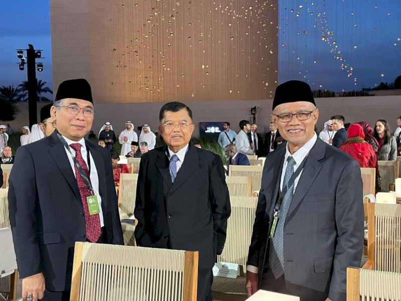 Wakil Presiden RI ke-10 & 12, M. Jusuf Kalla, bersama Ketua PB NU, KH. Yahya Cholil Staquf dan Ketua PP Muhammadiyah, Prof. Dr. Haedar Nashir, M.Si atas penghargaan Zayed Award Human and Fraternity di Founder's Memorial Garden, Abu Dhabi, United Arab Emirates, Senin (5/2/2024). @Jejakfakta/dok. Ist