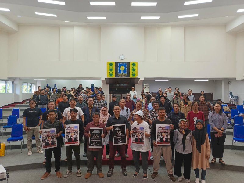  Forum Cik Di Tiro menggelar diskusi Mimbar Demokrasi bertajuk "Kajian Hukum Politik Dinasti dan Cawe-Cawe Presiden Jokowi dalam Pilpres 2024" di Kampus Universitas Islam Indonesia (UII) Yogyakarta, Senin (5/2/2024). @Jejakfakta/dok. Ist.