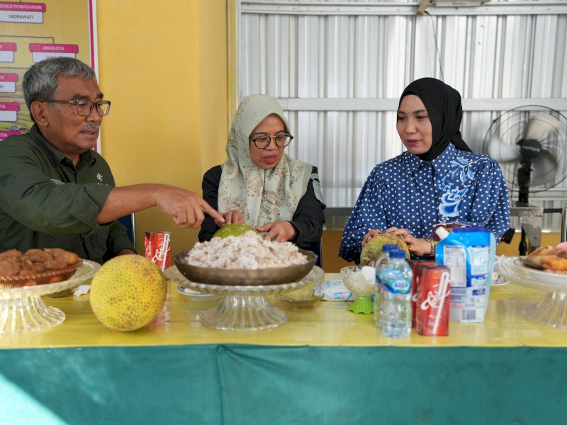 Penjabat Ketua Tim Penggerak PKK Sulsel, Sofha Marwah Bahtiar, saat berkunjung ke Bangsal Pasca Panen dan Pengolahan Komoditas Hortikultura, yang dikelola Kelompok Tani Mawar, di Desa Jompie, Kecamatan Ulaweng, Kabupaten Bone, Selasa (6/2/2024). @Jejakfakta/dok. Humas Pemprov Sulsel