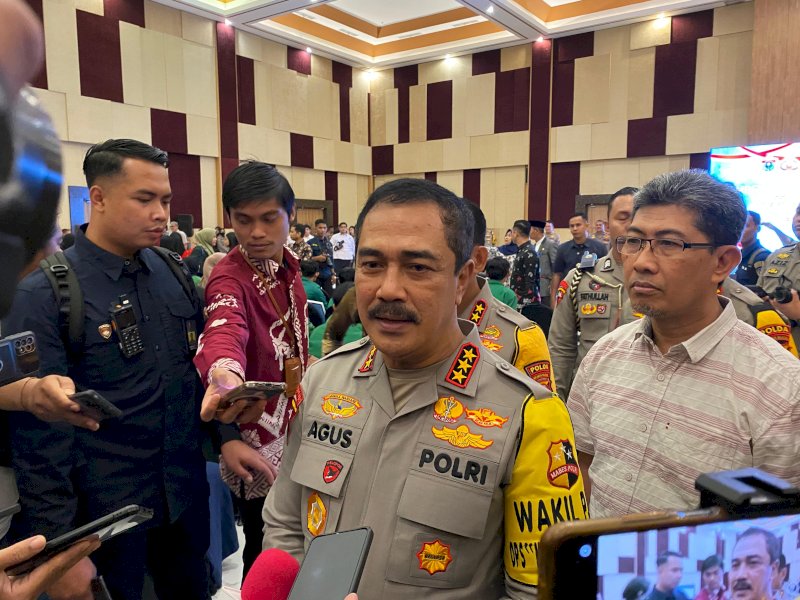 Wakapolri Komjen Pol Agus Andrianto memberikan keterangan pers usai menyerahkan beasiswa di Ballroom Hotel Unhas Makassar, Rabu (7/2/2024). @Jejakfakta/Atri