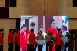 Wakapolri Serahkan Beasiswa kepada 120 Mahasiswa di Makassar