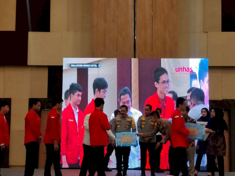 Wakapolri Komjen Pol Agus Andrianto menyerahkan beasiswa kepada mahasiswa Univiersitas Hasanuddin di Ballroom Hotel Unhas Makassar, Rabu (7/2/2024). @Jejakfakta/Atri