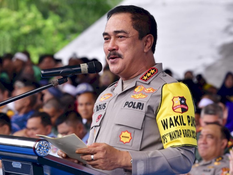 Wakapolri Komjen Pol Agus Andrianto saat memberikan sambutan pada kegiatan Bakti Sosial dalam rangka Pemilu Damai, Indonesia Maju, di Lapangan Karebosi Makassar, Rabu (7/2/2024). @Jejakfakta/dok. Humas Pemprov Sulsel 