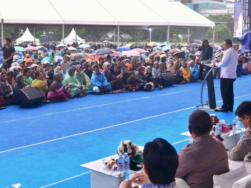Penjabat Gubernur Sulsel, Bahtiar Baharuddin, saat memberikan sambutan pada kegiatan Bakti Sosial, Bakti Kesehatan, Pasar Murah dan Bazar UMKM dalam rangka Pemilu Damai, Indonesia Maju, di Lapangan Karebosi Makassar, Rabu (7/2/2024). @Jejakfakta/dok. Humas Pemprov Sulsel