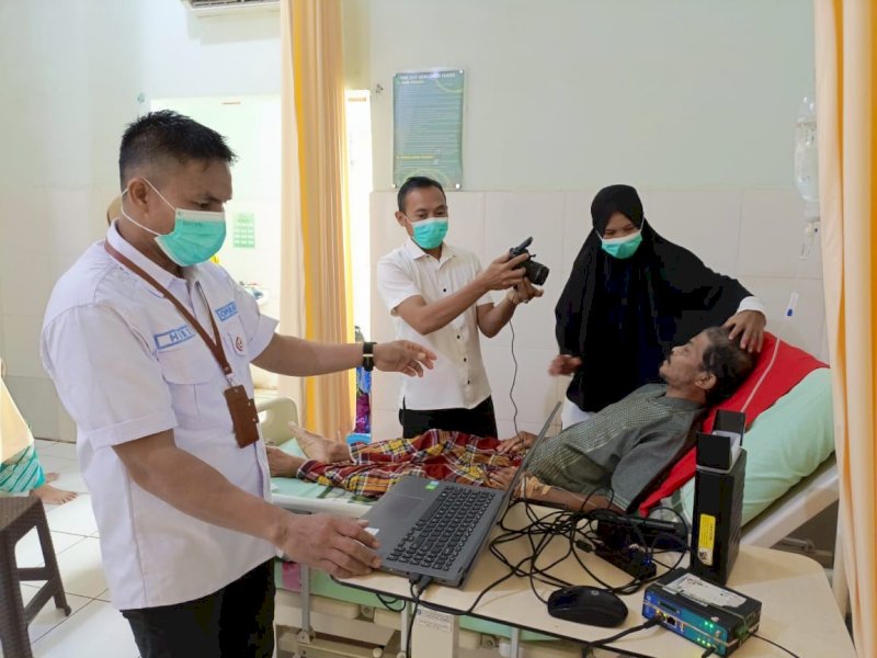 RSUD H.A. Sultan Dg Radja Bulukumba memfasilitasi warga yang menjadi pasien dan sedang terbaring sakit untuk dilakukan perekaman data e-KTP. @Jejakfakta/dok. Humas Pemkab Bulukumba