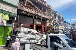 Kanopi Klenteng Kwan Kong Makassar Roboh, Dua Pekerja Luka