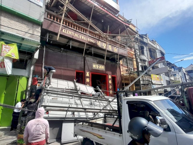 Kanopi Klenteng Kwan Kong yang terletak di Jalan Sulawesi Kecataman Wajo, Kota Makassar, Sulawesi Selatan (Sulsel) roboh, Kamis (8/2/2024). @Jejakfakta/Samsir