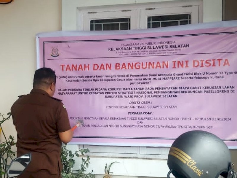 Tim penyidik Kajati Sulsel menyita dua unit rumah di Perumahan Bumi Aroepala Grand Phinisi Blok U, Kabupaten Gowa dan tanah di tanah di Perumahan Villa Mutiara, Kota Makassar. Diduga aset tersebut hasil korupsi. @Jejakfakta/dok. Istimewa