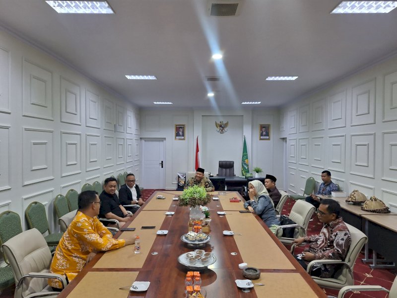 Ketua KPU Sulsel Hasbullah bersama sejumlah komisioner dan staf KPU saat menemui Plt. Kakanwil Kemenag Sulsel H. Ali Yafid di ruang kerja Kakanwil, Rabu (7/2/2024). @Jejakfakta/dok. Humas Kemenag Sulsel