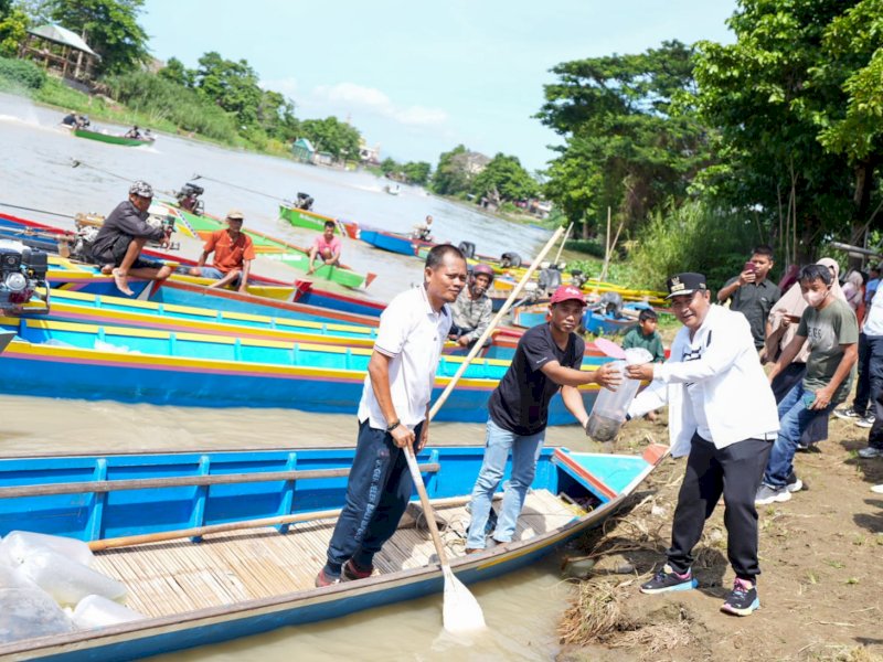 Pj Gubernur Sulsel juga memberikan bantuan bibit ikan nila kepada ratusan nelayan di Danau Tempe Kabupaten Wajo, Jumat (9/2/2024). @Jejakfakta/dok. Humas Pemprov Sulsel