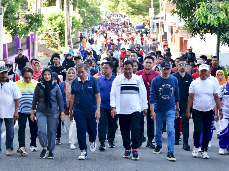Pj Gubernur Sulsel Bahtiar Baharuddin, Bupati Wajo Amran Mahmud dan jajaran Pemerintah Daerah Kabupaten Wajo, serta ribuan masyarakat mengikuti jalan sehat dan senam sehat bersama, Jumat (9/2/2024). @Jejakfakta/dok. Humas Pemkab Wajo