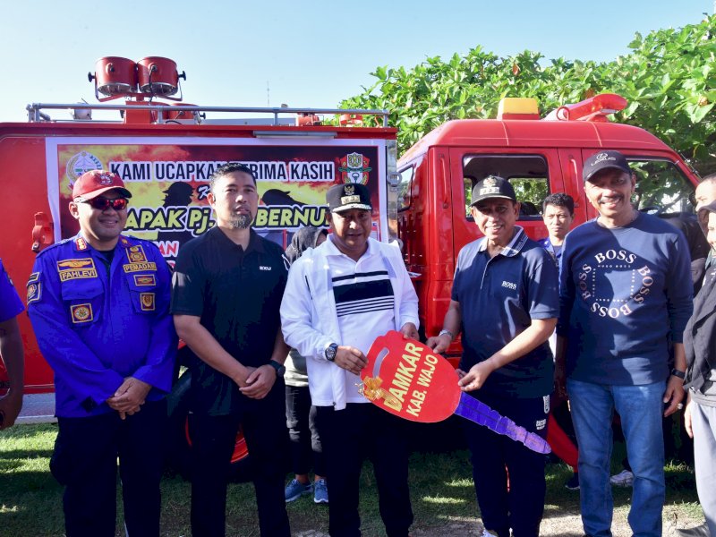 Bantuan Damkar diserahkan Penjabat Gubernur Sulawesi Selatan, Bahtiar Baharuddin, kepada Bupati Wajo, Amran Mahmud, Jumat (9/2/2024). @Jejakfakta/dok. Humas Pemprov Sulsel