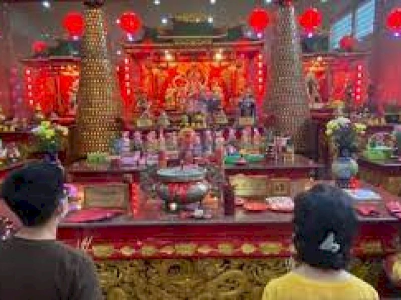 Masyarakat yang melakukan sembahyang di Klenteng Xiang Ma Makassar jelang Perayaan Tahun Baru Imlek di Makassar, Jumat (20/1). Nur Suhra Wardyah/Antara