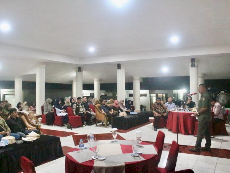 Bupati Bulukumba Andi Muchtar Ali Yusuf menerima ratusan mahasiswa Himpunan Mahasiswa Islam (HMI) Komisariat Kedokteran UMI Makassar yang akan melaksanakan aksi bakti sosial di dua desa di Bulukumba, Sabtu (10/2/2024). @Jejakfakta/dok. Humas Pemkab Bulukumba