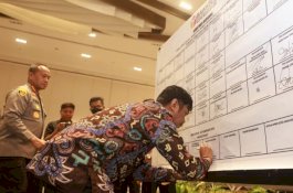 PJ Sekda Makassar Tanda Tangani Komitmen Bersama Pemilu Sejuk dan Damai