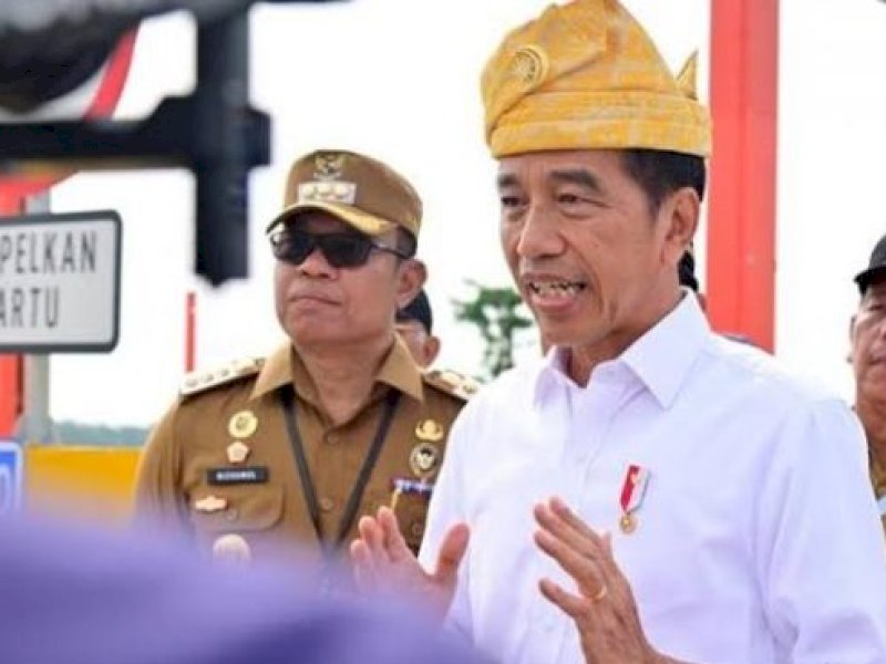 Presiden Joko Widodo memberi keterangan pers di Gerbang Tol Limapuluh, Kabupaten Batu Bara, Sumatera Utara, Rabu (7/2/2024).