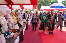 Didampingi Sofha Marwah, Pj Gubernur Sulsel Hadiri HUT Takalar Ke-64 Tahun