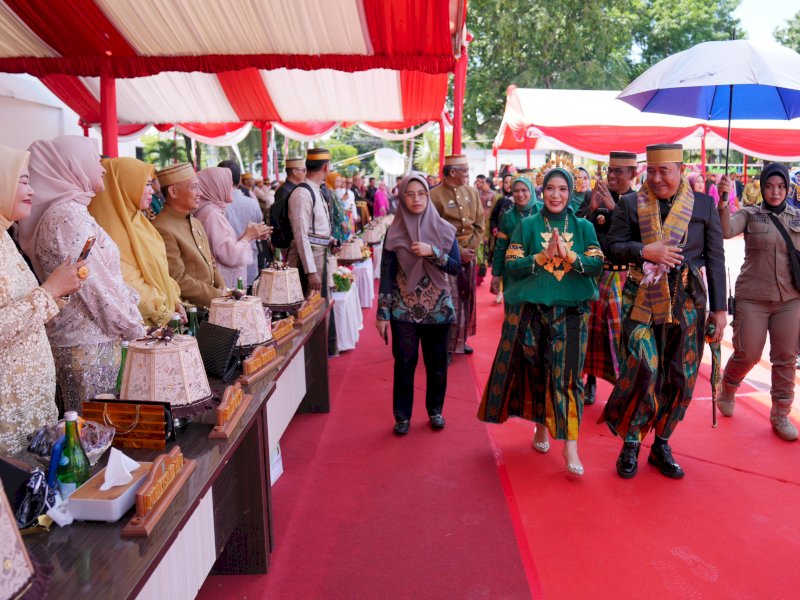 Pj Gubernur Sulsel Bahtiar Baharuddin didampingi Pj Ketua TP PKK Sulsel Sofha Marwah Bahtiar, menghadiri HUT Kabupaten Takalar ke-64 tahun, di Halaman Kantor Bupati Takalar, Sabtu (10/1/2024). @Jejakfakta/dok. Humas Pemprov Sulsel