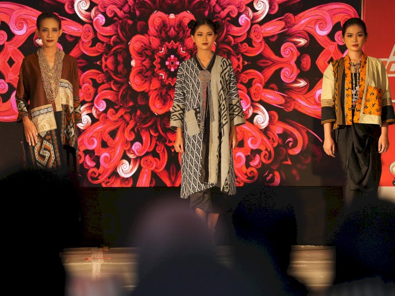 Fashion show karya 25 designer yang diselenggarakan Komunitas Designer Olah Tenun Sulsel Periode 2024 - 2025, di Mall Phinisi Point Makassar, Sabtu malam (10/2/2024). @Jejakfakta/dok. Humas Pemprov Sulsel