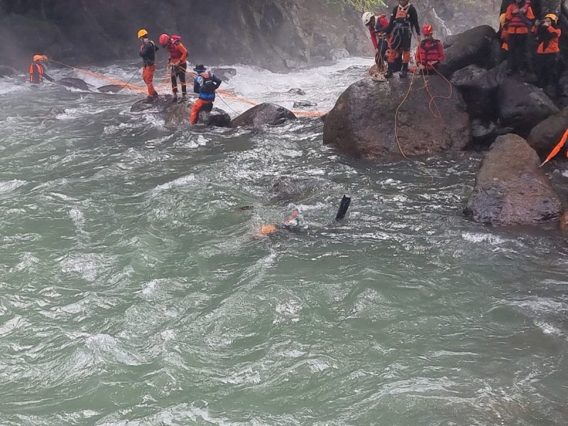 Tim Sar Gabungan yang dikoordinir oleh Basarnas melakukan penyelaman dan menemukan korban di air terjun Pungbunga, Kecamatan Tompo Bulu, Kabupaten Maros, Sulawesi Selatan (Sulsel), Senin (12/2/2024). @Jejakfakta/dok. Basarnas Makassar