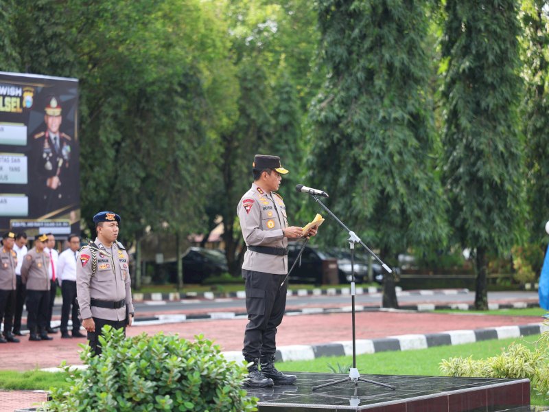 Kapolda Sulsel Irjen Pol Andi Rian R Djajadi, memmipin upacara pemberangkatan pengamanan TPS Pemilu 2024, di Mapolda Sulsel, Senin (12/2/2024). @Jejakfakta/dok. Humas Polda Sulsel