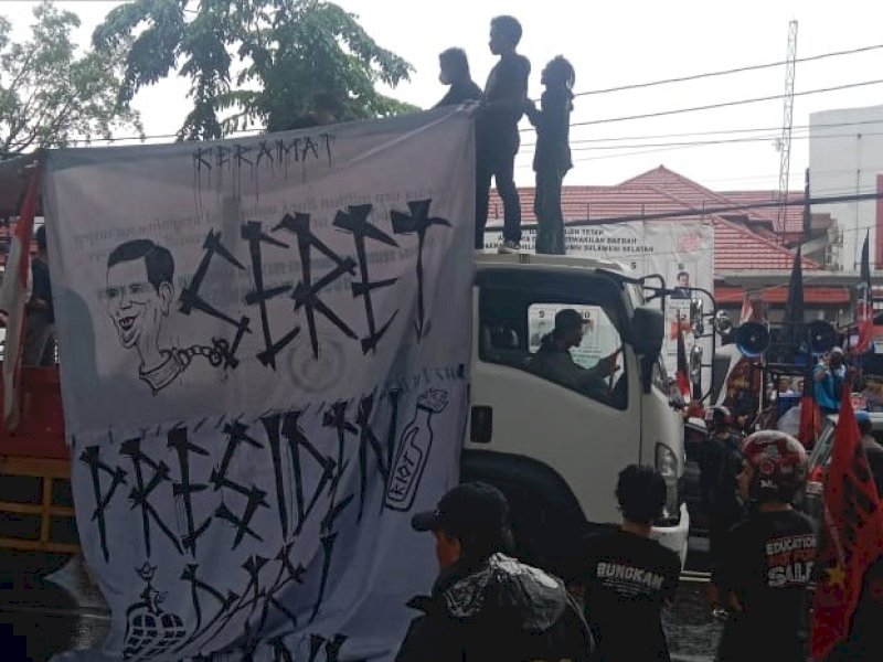 Sejumlah massa dari organisasi buruh dan mahasiswa yang tergabung dalam Aliansi Kesatuan Rakyat Menggugat menggelar unjuk rasa di depan Kantor KPU Sulawesi Selatan, Senin (12/2/2024). Ingatkan jaga nertralitas. @Jejakfakta/Samsir
